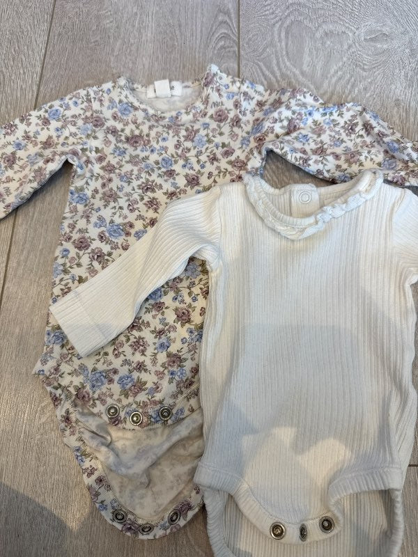 2x newbie samfellur hvít og blóma
