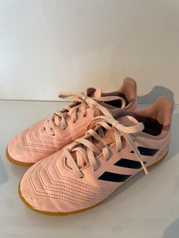 Adidas innanhússkór