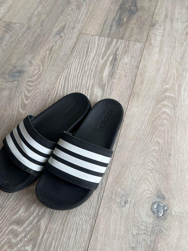 Adidas inniskór
