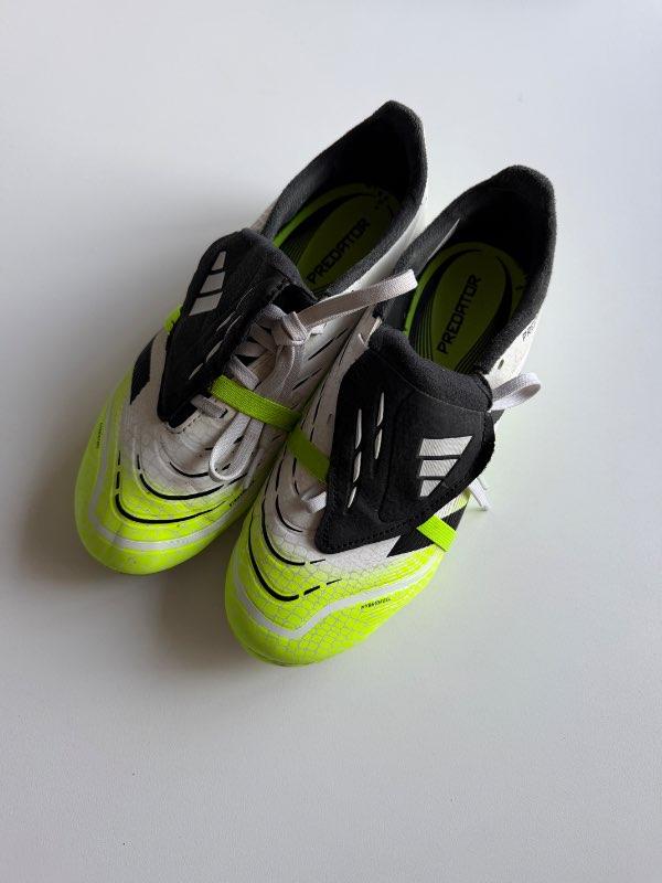 Adidas predator takkaskór