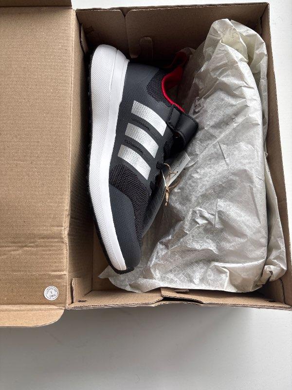 Adidas skór
