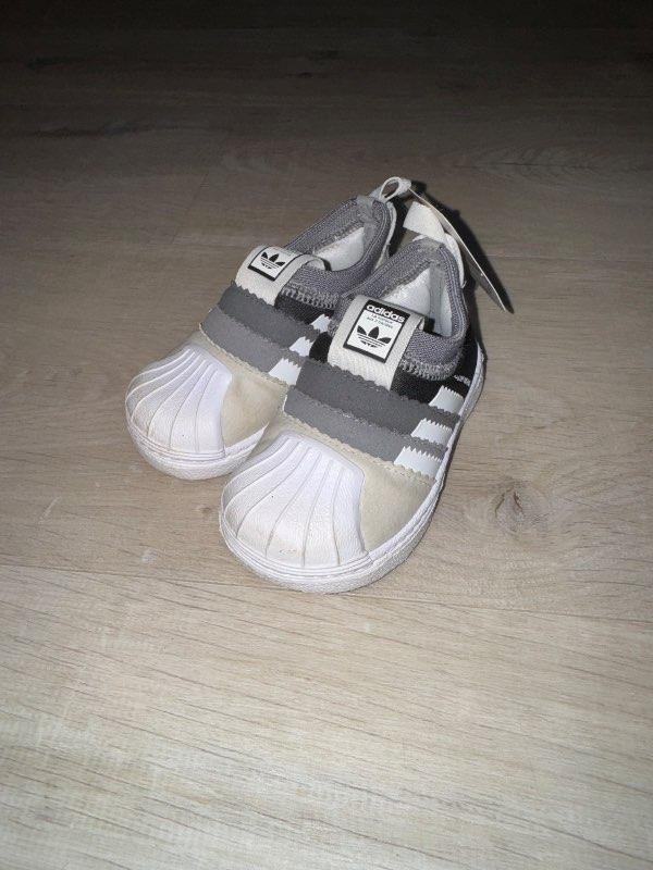 Adidas skór