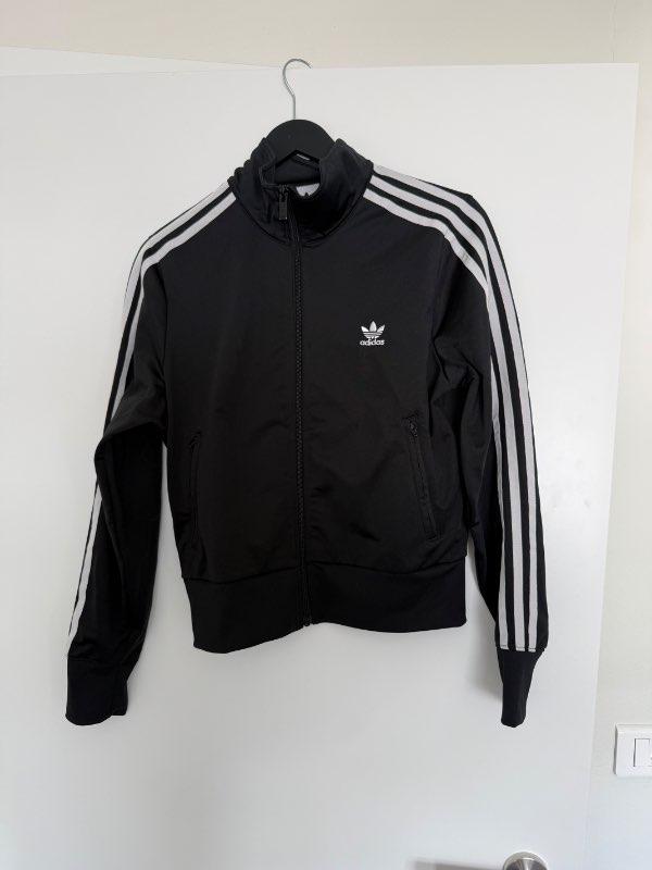 Adidas svört peysa