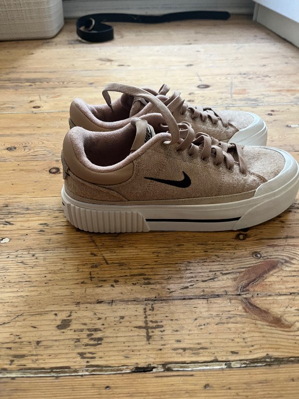 Beige Nike strigaskór