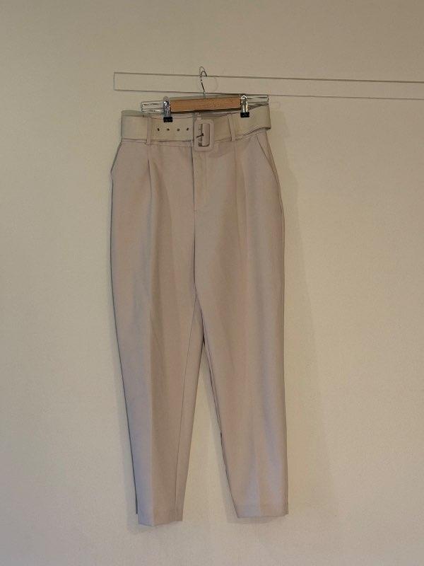 Beige buxur með belti