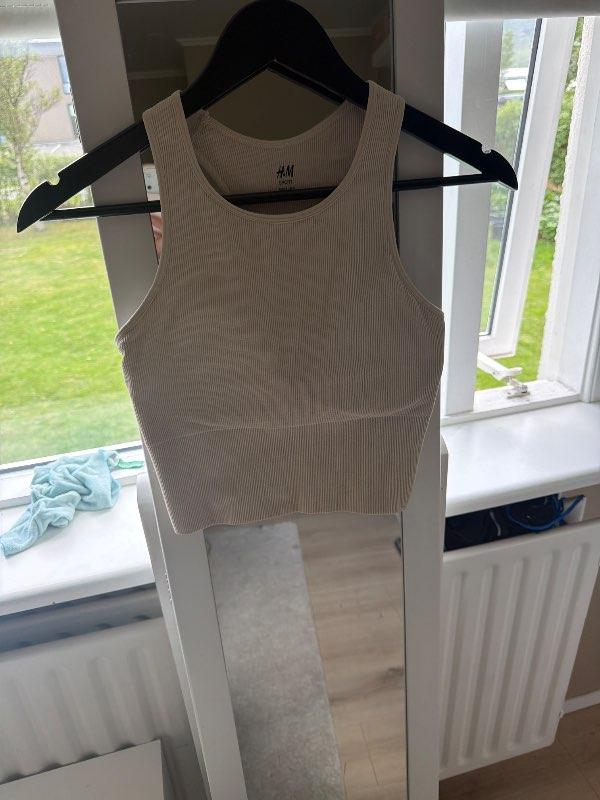 Beige iþrottatoppur