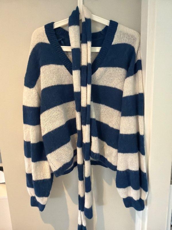 Blá og hvít Gina Tricot peysa