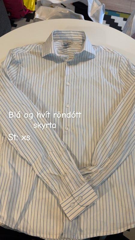 Blá og hvit röndótt skyrta