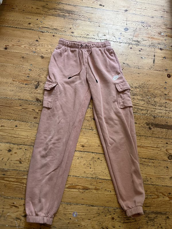 Bleikar Nike joggingbuxur með hliðarvösum