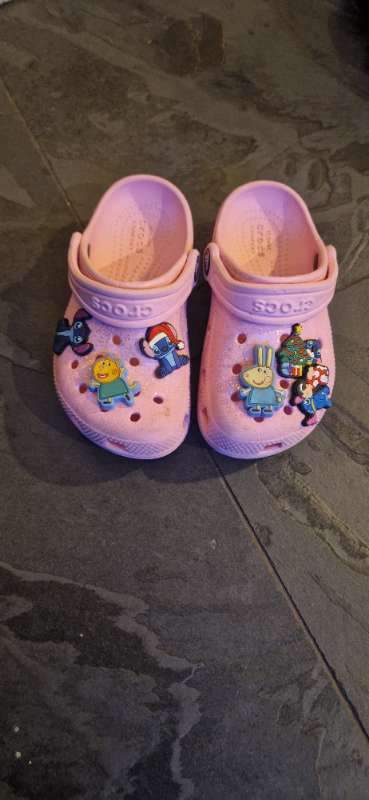 Bleikir Crocs skór