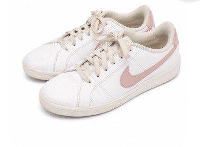 Bleikir Nike skór