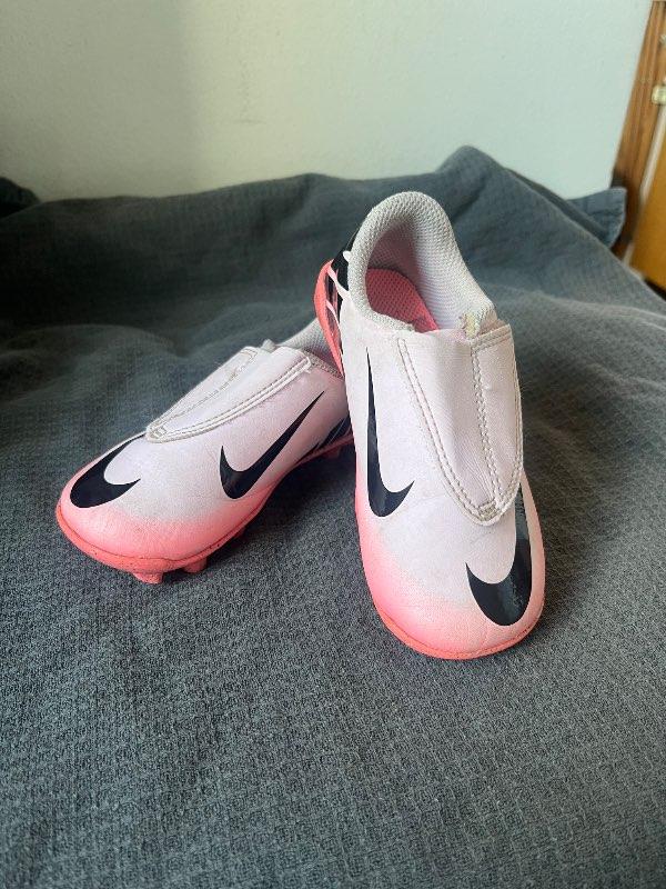 Bleikir Nike takkaskór