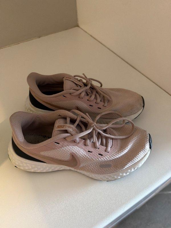 Bleikir nike skór