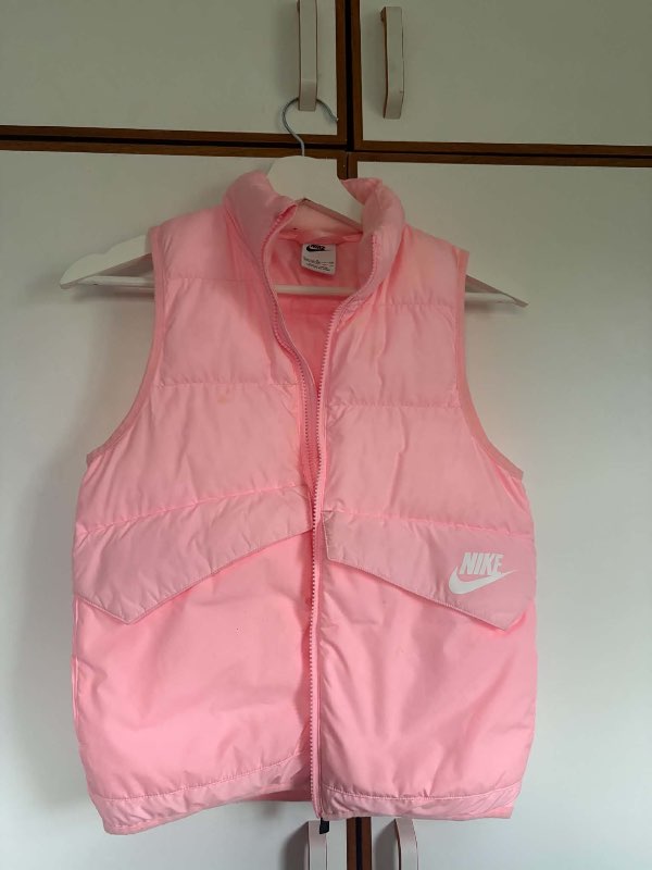 Bleikt Nike vesti