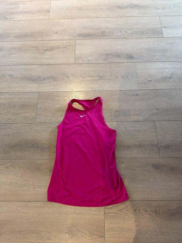 Bleikur Nike pro bolur