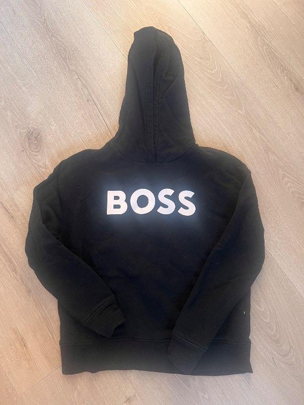Boss peysa