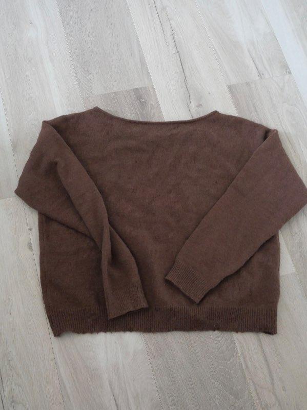 Brún off shoulder peysa