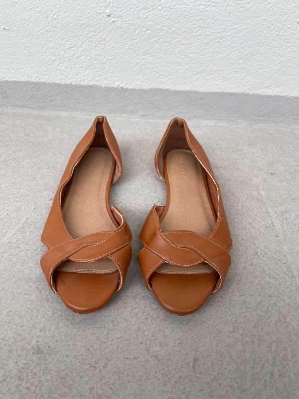 Brúnir sandalar