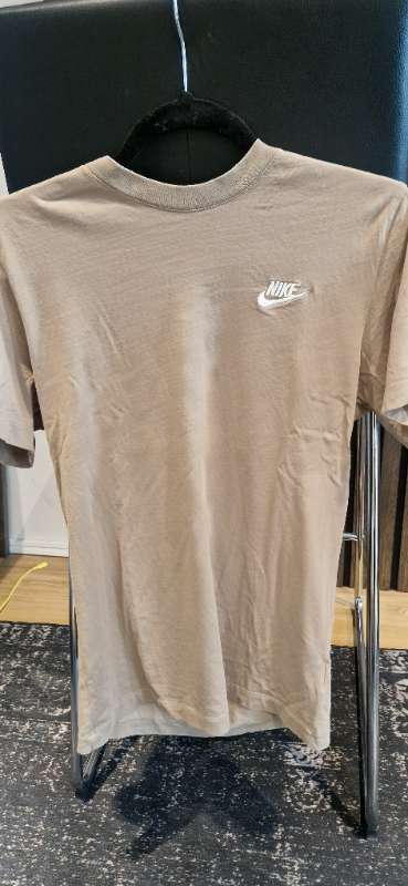 Brúnn Nike bolur