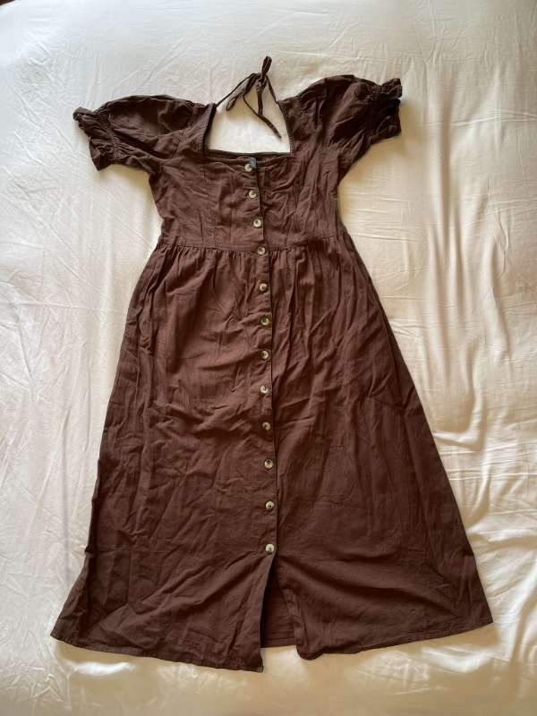 Brúnn linen kjóll með tölum