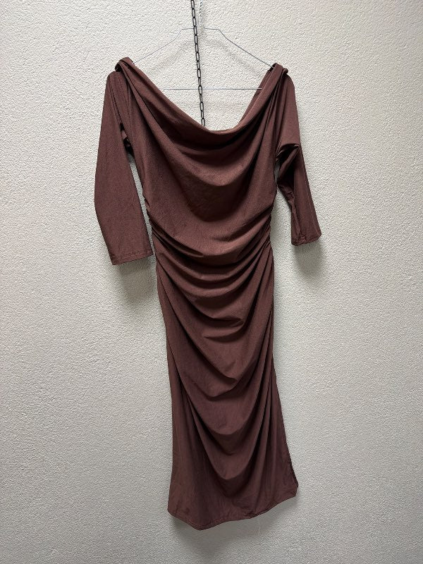 Brúnn offshoulder kjóll