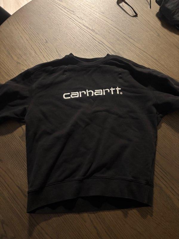 Carhart peysa svört