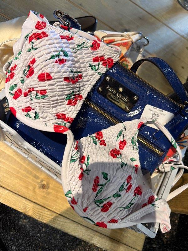 Cherry bikinitoppur