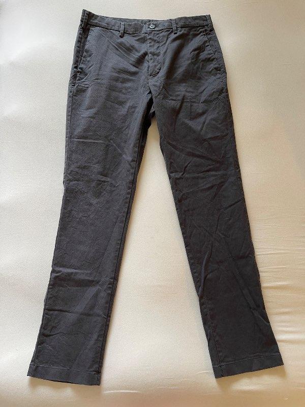 Dökkgráar chinos úr UNIQLO