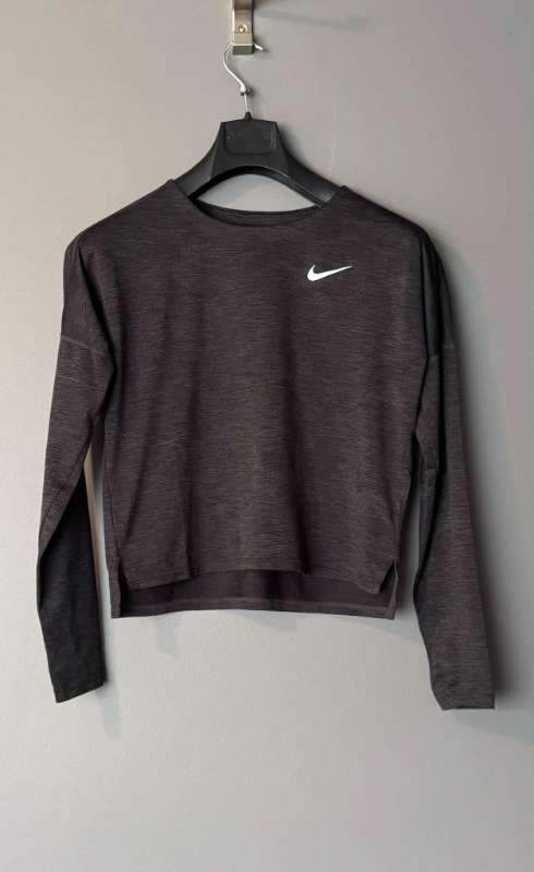Dökkgrár Nike íþróttabolur