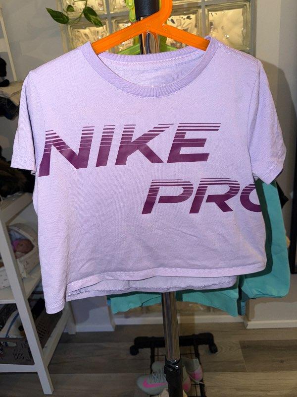 Fjólublár nike bolur stuttur