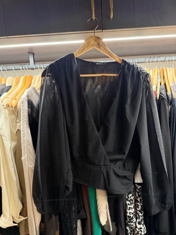 Gina tricot skyrta svört
