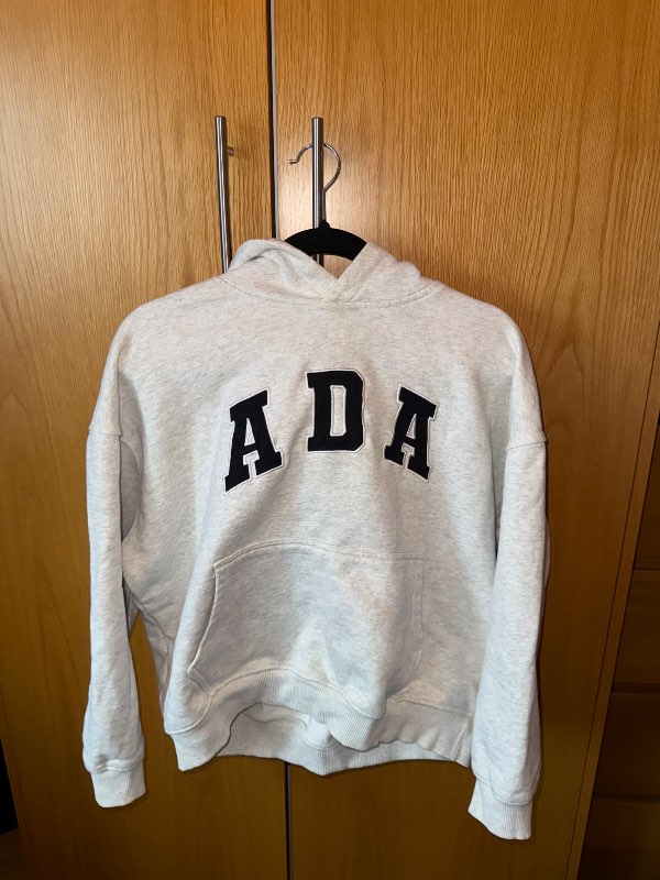 Grá hettupeysa, ADANOLA