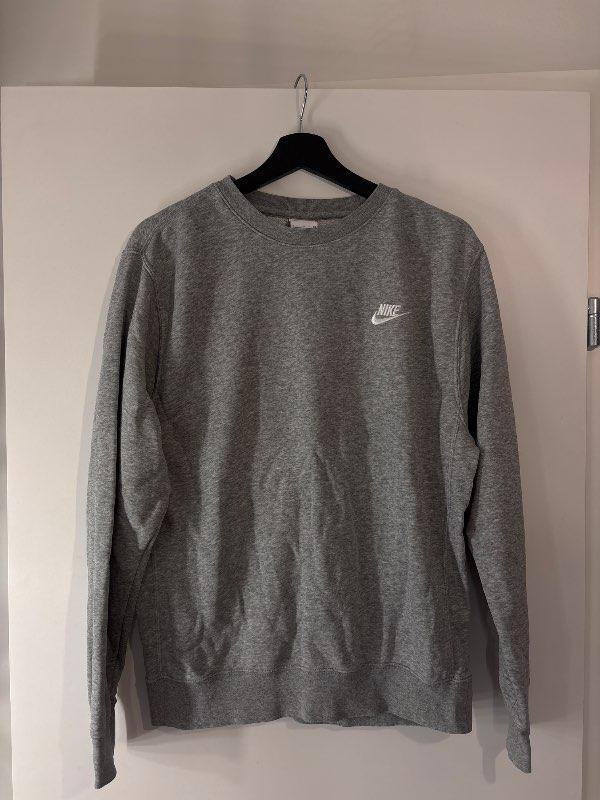 Grá lokuð Nike peysa