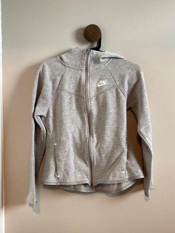 Grá nike peysa