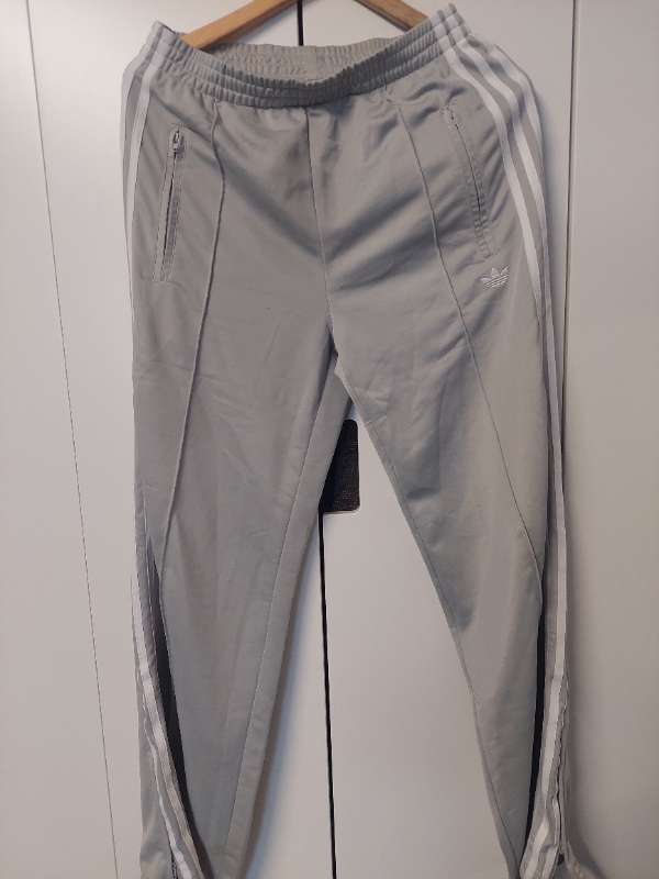 Gráar adidas buxur