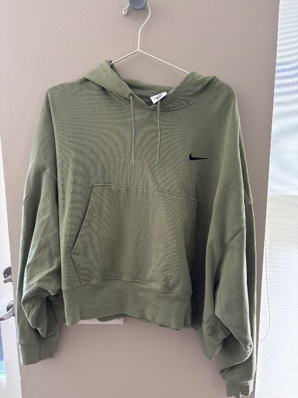 Græn nike peysa