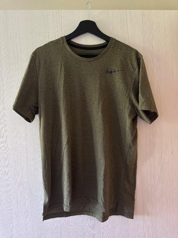 Grænn nike bolur
