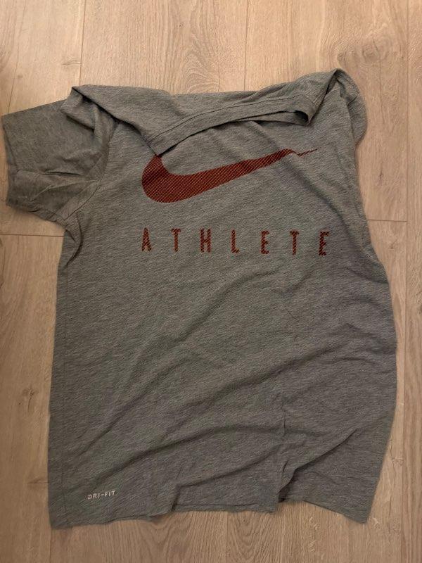 Grár Nike bolur