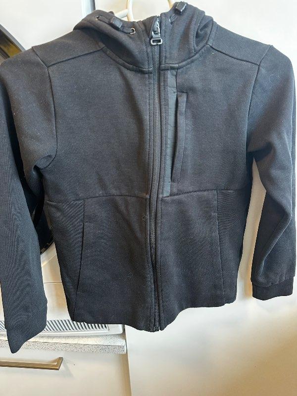 H&M svört hettupeysa