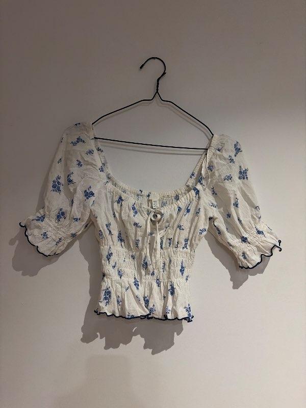 Hvít og blá blússa úr H&M