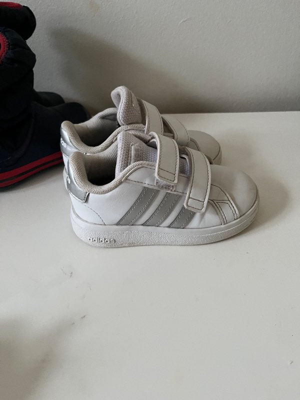 Hvítir Adidas barnaskór