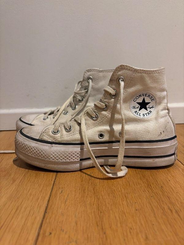 Hvítir Converse skór
