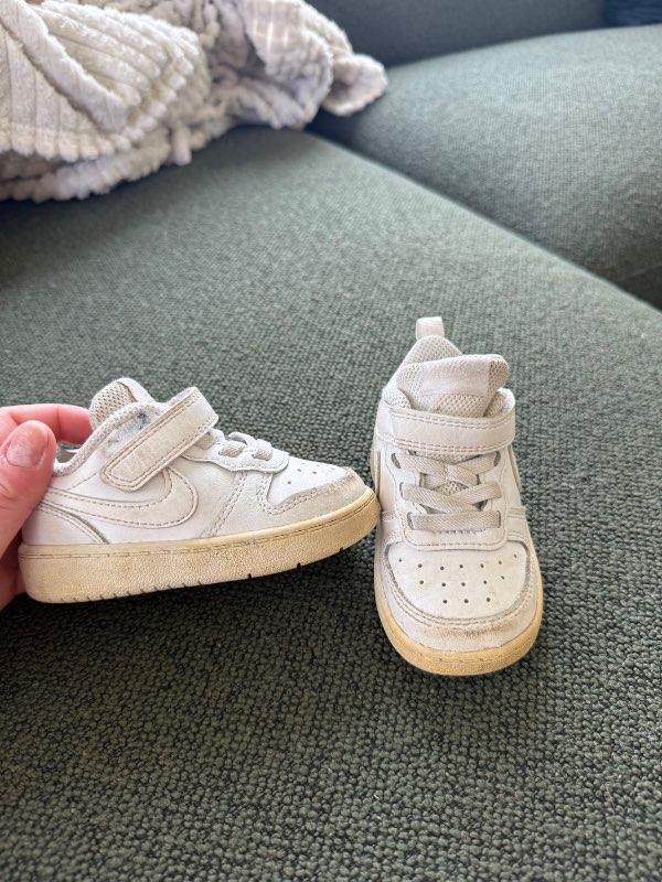 Hvitir nike barna skór
