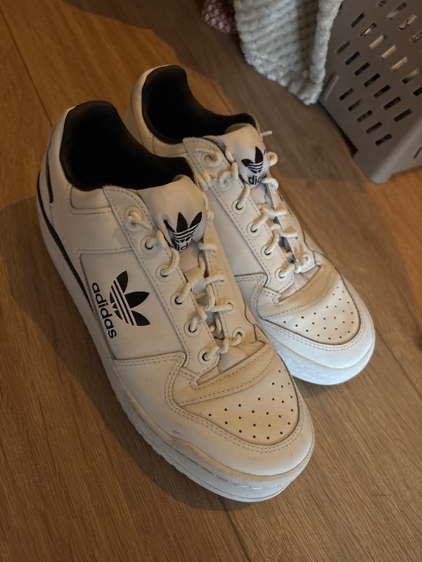 Hvítri Adidas skór