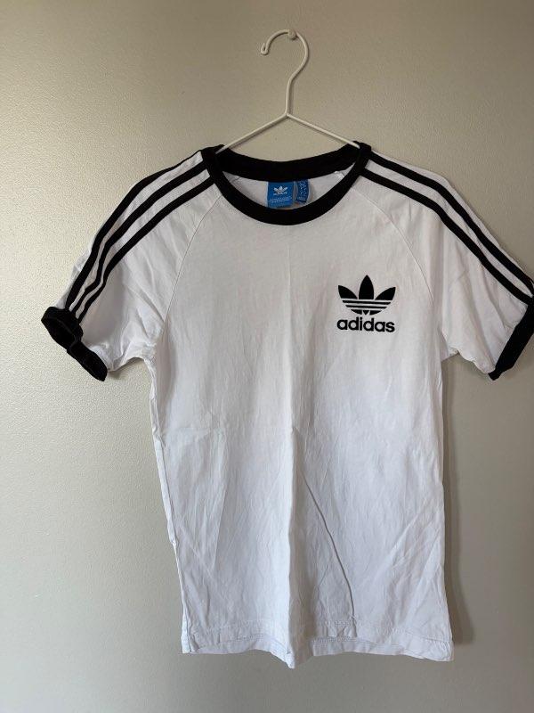 Hvítur Adidas bolur