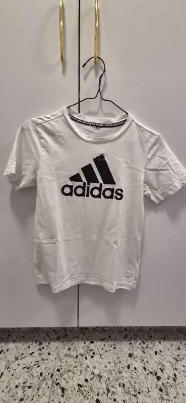 Hvítur Adidas bolur