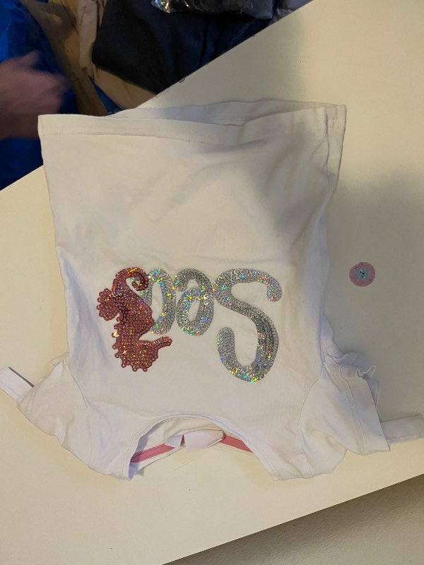Hvítur bolur með glitrandi skrauti