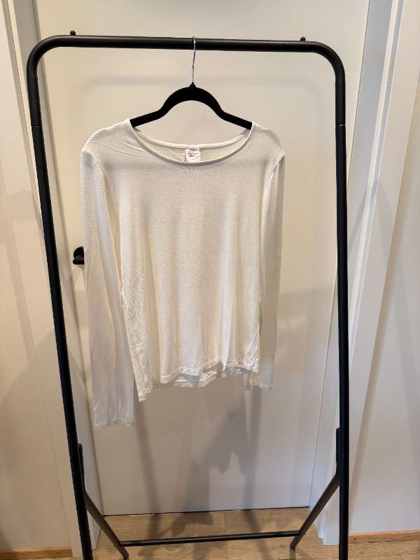 Hvítur langermabolur frá Gina Tricot