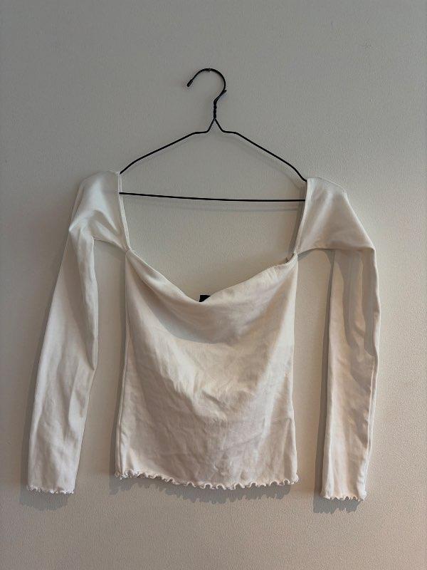 Hvítur off shoulder langerma bolur úr Ginatricot
