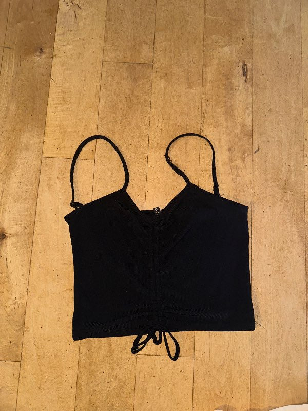 Svartur crop top m.slaufu